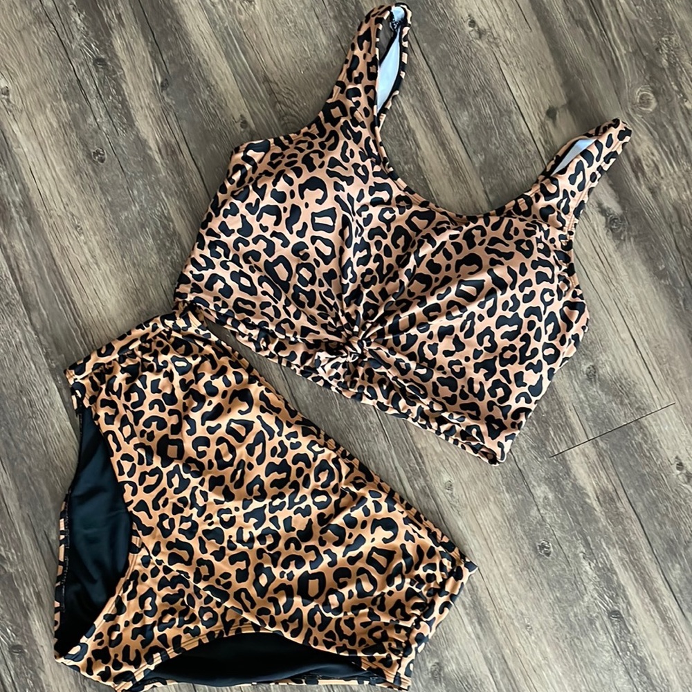 Coral Reef traveler top XL Leopard print and Coral Reef high waist bottoms XXL.